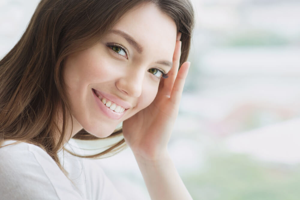 chica con cejas bonitas